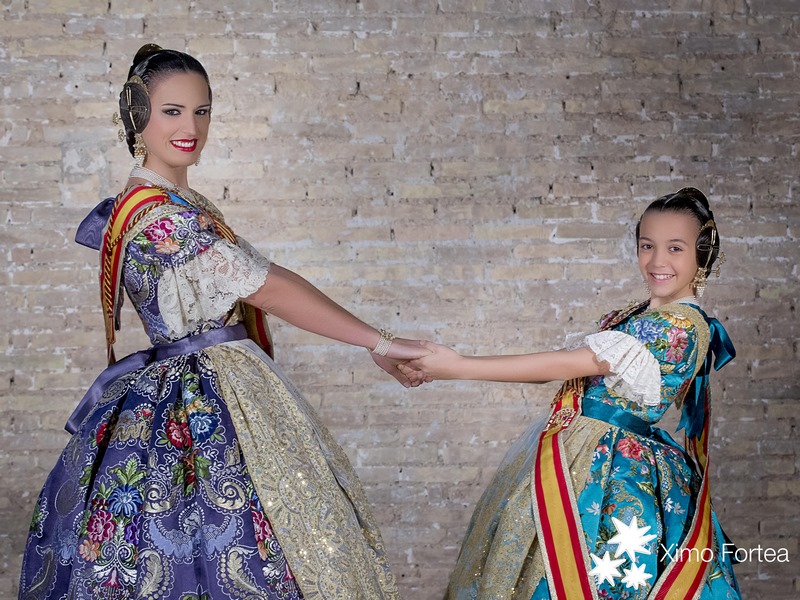 Alicia y Sofía esperan la visita de los Reyes en Fallas