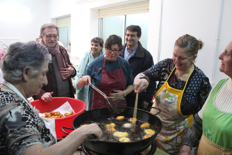 La Escuela de Adultos de Torrent celebra su merienda fallera