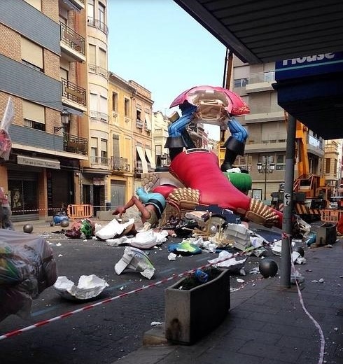 Cae la Falla La Taüt de Cullera en plena plantà