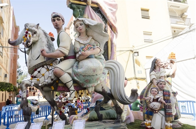 Los 22 monumentos ya lucen todo su esplendor en las calles de Mislata