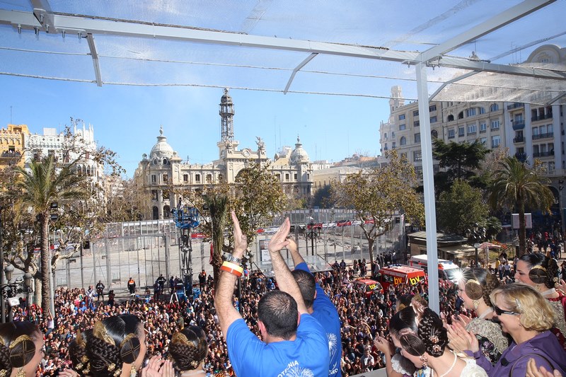 Pirotecnia del Mediterráneo hace temblar la Plaza del Ayuntamiento