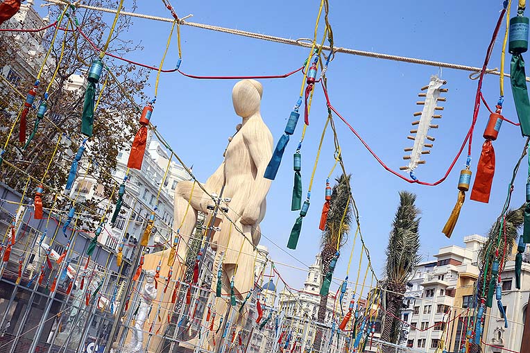 Pirotecnia Turís vuelve a disparar una mascletà en la Plaza del Ayuntamiento