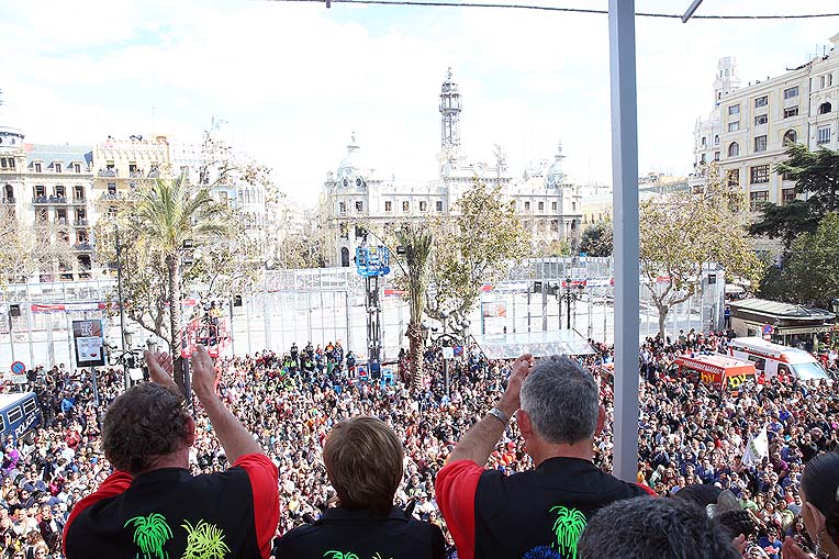 Pirotecnia Zarzoso deleita a los valencianos recién aterrizados del avión fallero