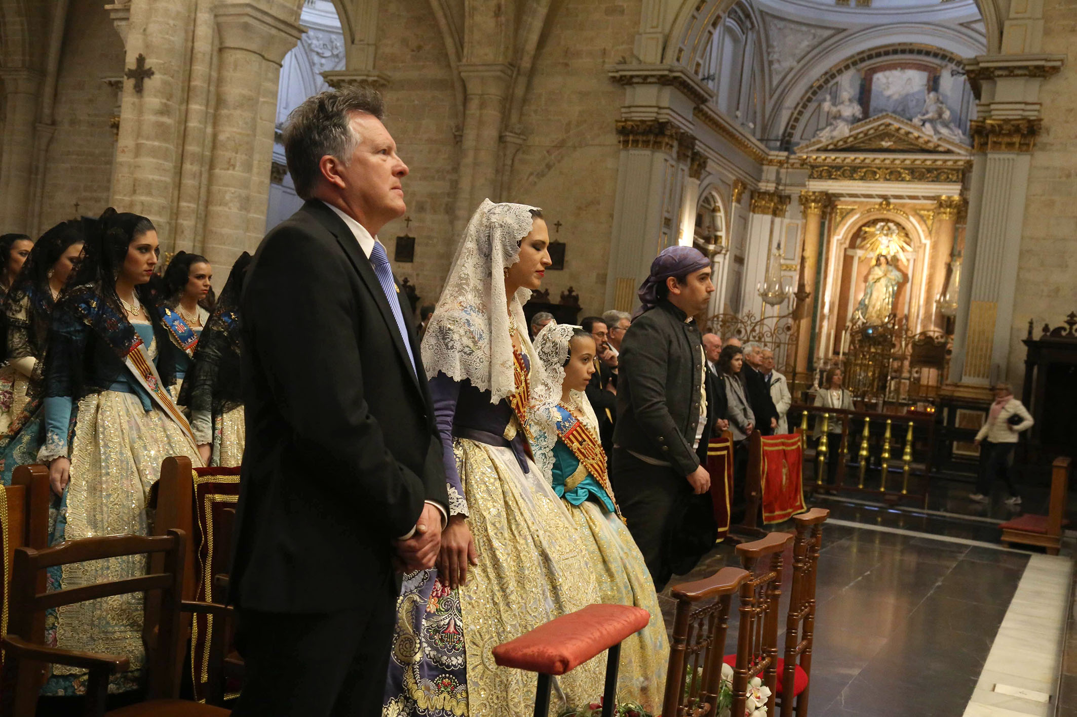 Miles de personas llenan la Catedral de Valencia en la misa por la solemnidad de San José organizada por la Junta Central Fallera y el Gremio de Carpinteros