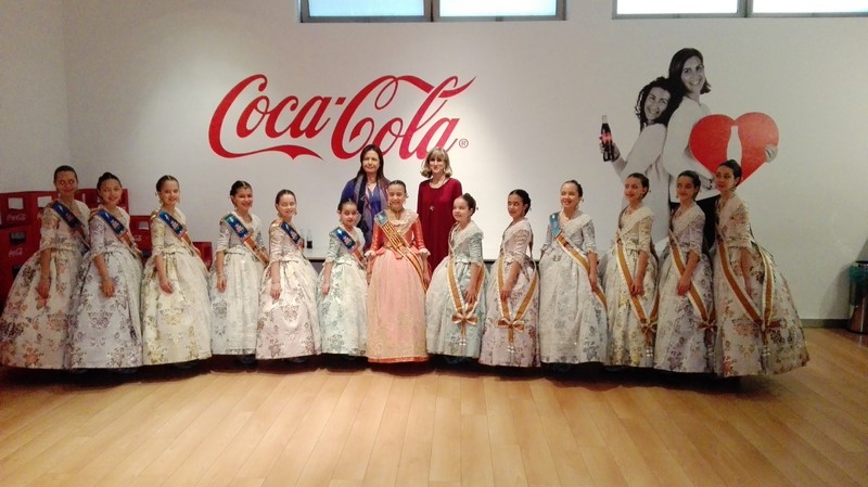 Coca-Cola recibe la visita de Sofía Soler y su Corte de Honor