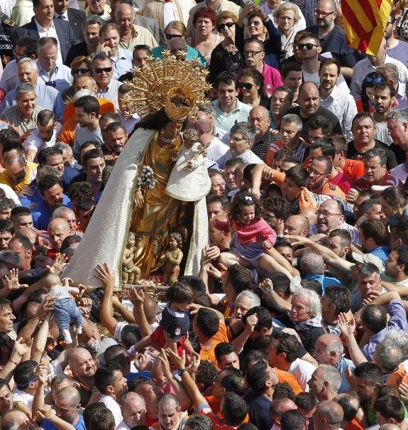 La Virgen estrena manto en el Traslado