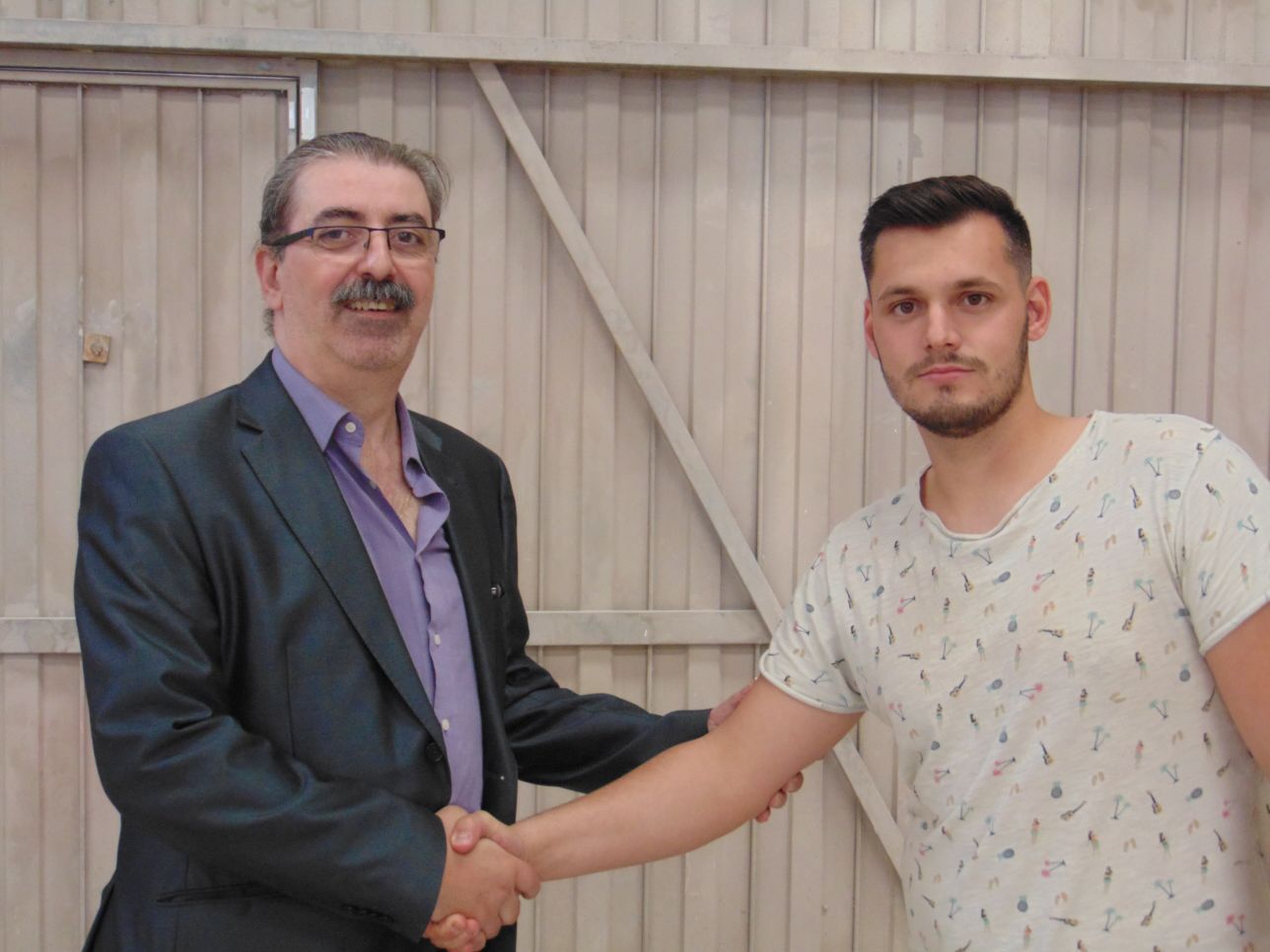 Costa y Borrás firma con sus artistas falleros