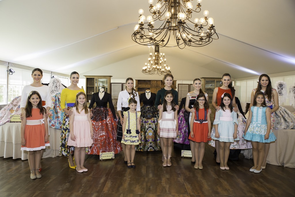 La Federació presenta la indumentaria de les Belleses del Foc d’Alacant y sus Dames d’Honor