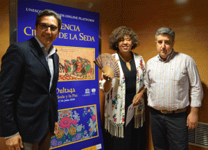 Annick Thébia Melsal entre José María Chiquillo y Antonio Soldevila, vicepresidente del Gremi de Palmiters Artesans, promotor de la exposición “El aire de la seda”.