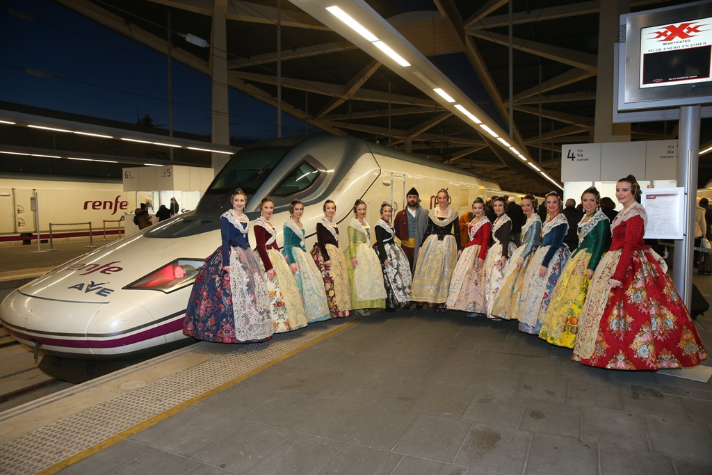Raquel Alario y su Corte visitan Fitur