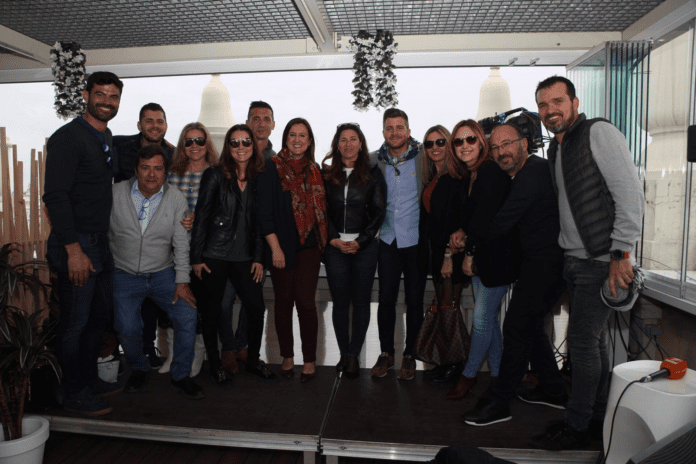 Maria-José-Catalá-con-los-indumentaristas-696x464